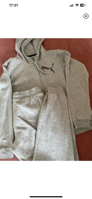 2-delat Puma set - Ett 2-delat Puma set som inte kommer till användning och är i bra skick. Skriv gärna om du har frågor eller vill diskutera priset 👋👍☺️
