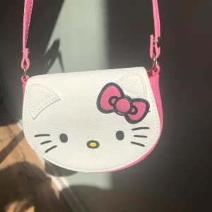 Hello Kitty väska  - Slutsåld hello Kitty väska! Väldigt liten i storlek - Får plats med kort, nycklar o kanske mobil💕 