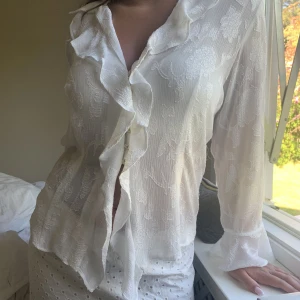Vit Blus - Säljer denna super fina vita blus från Zara med superfina knappar i form av snäckor. Det är storlek M men passar även mig som har storlek S. Plagget är i nyskick då den endast är testad och inte använd!💕