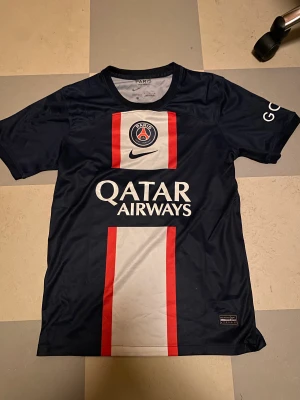 PSG Fotbollströja - Säljer då den är för liten och inte passar mig längre Knappt använd