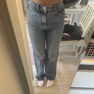 Jeans  - Använda en gång då dom också är förstora i midjan. Ser ut som ny. Köpt på Gina tricot. Stl. 34