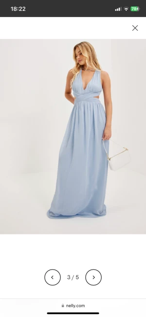 Balklänning/långklänning  - Säljer denna super fina blå långklänning/balklänningen. Ändast använd en gång (tillfället när bilden är tagen) ordinariepris 899kr. Jätte fint skick. Lång på mig som är 165 cm. Pris kan diskuteras 