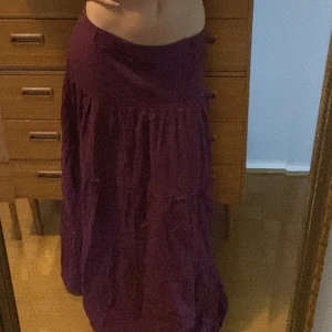 Lila långkjol - Lågmidjad långkjol i en vindruvs-lika färg 💜 jätteskönt å luftigt material storlek S ungefär