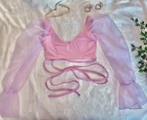 Fest topp  - Ny med taggar, fest topp med genomskinliga armar och snöre för knytning 💕 frakt tillkommer !