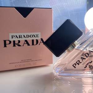 Hej säljer denna Prada parfym eftersom att jag har två stycken utav den! Den luktar jätte gott och passar för dag och kväll💖 den är 30 ml men har använt lite av den (se bilder). Nypriset var 800 kr på Pradas hemsida men säljer för 550 kr!💖