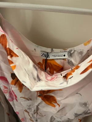 Blommig satin klänning - Blommig satin klänning från zara i 34. Helt ny!🌸 100kr+ frakt