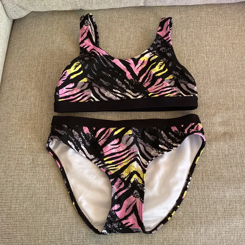 De svarta badshortsen är i storlekarna 34 och 36, säljs för 30kr styck, använda men är i nyskick. Bikinin är i storleken 152 och säljs för 100kr, använts 1 gång. De svartvita badshortsen är i storleken 146 och säljs för 30kr, aldrig använts.. Muu.