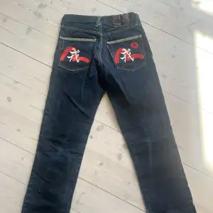 Unika och coola evisu jeans som tyvärr inte längre kommer till användning. Mycket bra skick! Skriv gärna om det finns frågor angående mått!☺️