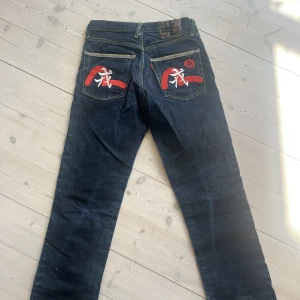 Evisu jeans - Unika och coola evisu jeans som tyvärr inte längre kommer till användning. Mycket bra skick! Skriv gärna om det finns frågor angående mått!☺️