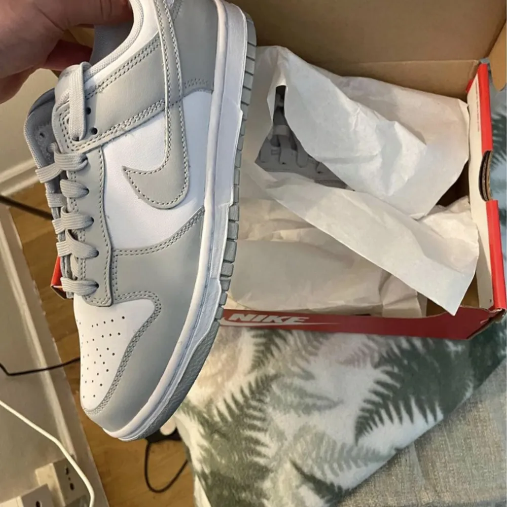 Helt nya och populära Nike dunk grey fog i storlek 42 box får man med!. Skor.