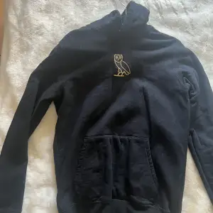 Säljer nu min Drake OVO hoodie för rensar ut garderoben! Storlek S nypris runt 1000