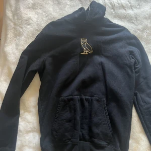 Drake OVO - Säljer nu min Drake OVO hoodie för rensar ut garderoben! Storlek S nypris runt 1000