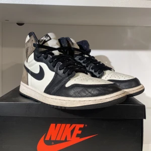 Air Jordan 1 High Mocha - Säljer dessa Jordan 1 High Mocha i storlek 42,5. Tecken på användning finns men inget som syns när skorna är på fötterna. Kvitto och box finns, tyvärr finns inga extra snören då dom är slänga. Skriv för fler bilder/frågor.