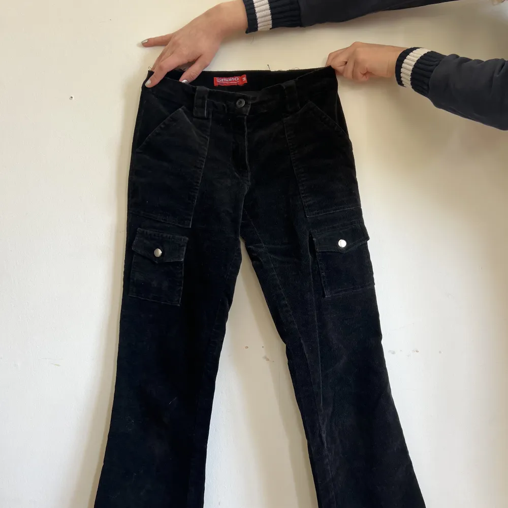 Svarta low-waisted, bootcut, manchester byxor med fickor. Byxorna är M, men sitter perfekt på mig som är XS/S. Jeans & Byxor.