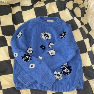 Blommig stickad tröja - Blå stickad tröja med blommor från Carin Wester! Använd men mycket fint skick!