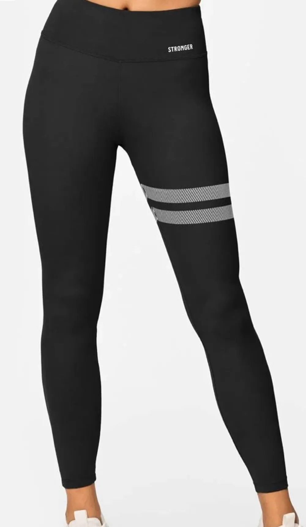 Svarta träningstights från Stronger sitter skönt på kroppen och är i storlek S. Finns ficka vid svanken. Använts ett antal gånger, vilket syns lite på sträcken kring benet, men utöver det ser plagget ut som nytt❤️. Jeans & Byxor.