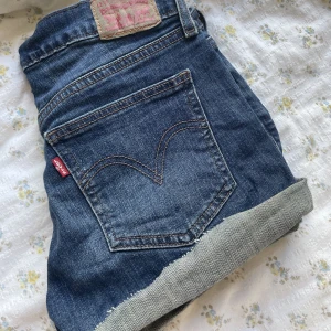 Levis shorts  - Lågmidjade levis shorts. Storlek 29💗💗💗