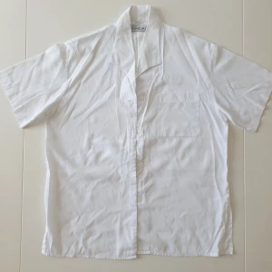 Skjorta - Superfin sommar-skjorta, genomskinlig och luftig. Kan skicka fler bilder och tänka mig sänka priset. Hör av dig vid instresse!