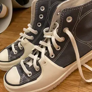 Helt nya converse skor i storlek 40 som kommer med sin box.