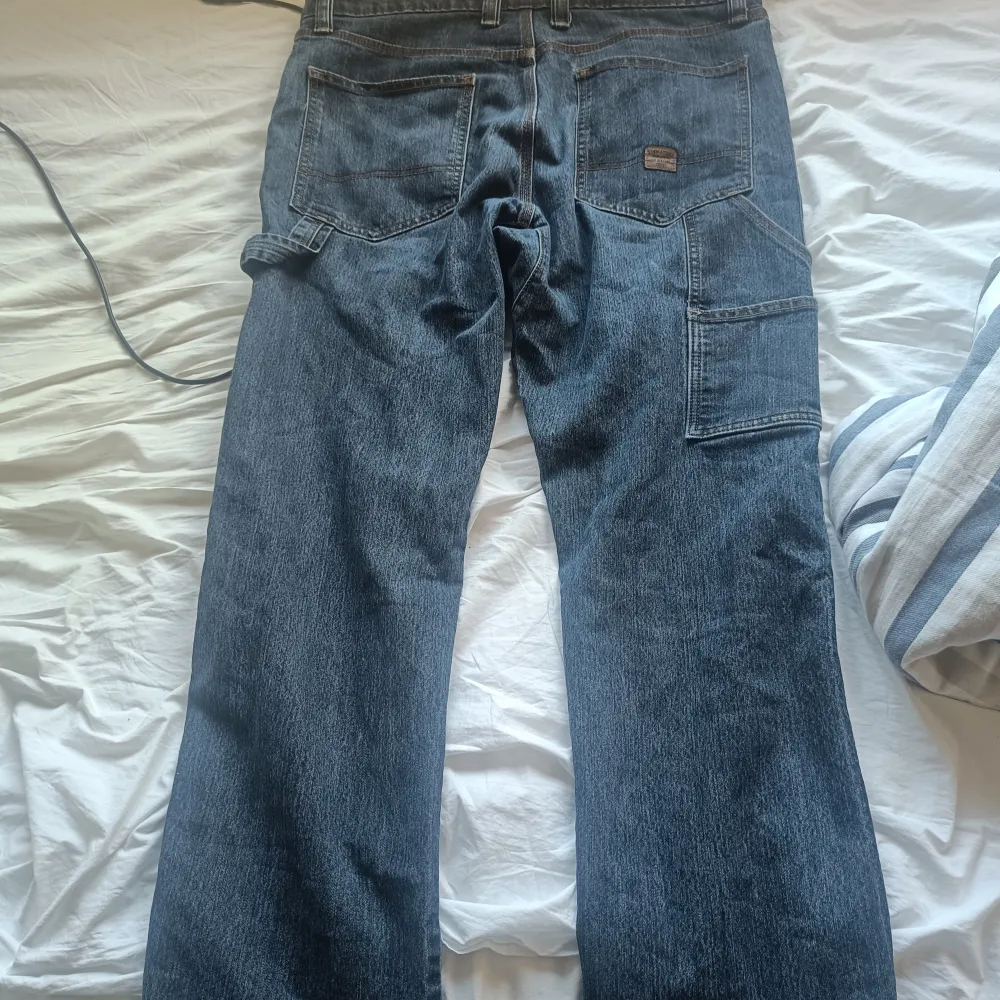 Ett par asschyssta mörkblå baggy carpenter jeans från Levis som är knappt använda och i väldigt bra skick. Nypris runt 500 . Jeans & Byxor.