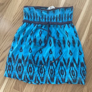 Tubtopp - Jättesöt tubetop i blått och brunt:) Dm:a för mått!!