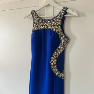 Festklänning/ bröllopsklänning  - Festklänning/ bröllopsklänning. Passar en 32-36. Stretchigt tyg. Super fin färg. 