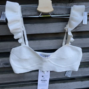 Vit crop top från Bershka - Vit crop top från Bershka i strl S. Helt ny med lappar! Köparen står för eventuella fraktkostnader. 
