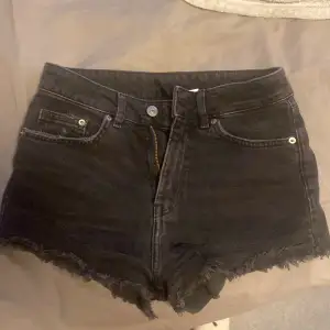 Skit snygga svarta jeansshorts ifrån Hm, säljer då de tyvärr blivit för små för mig! Fint skick