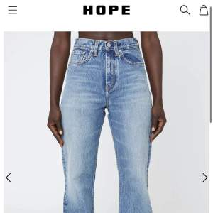 Jeans från Hope i modellen ”Beat”. Endast använda en gång! Säljer pga liiite för små för mig tyvärr. Ordinarie pris: 1900kr. Storlek 27