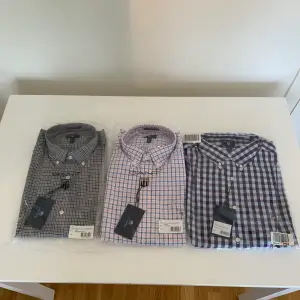 Tre stycken Gant Skjortor helt nya i förpackning, oanvända, storlek M/L, kan sälja 3 för ett pris, jag ger ett pris Men det kan diskuteras och sänkas t.o.m så skriv privat! ;) 