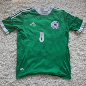 Fotbollströja  - Snygg Tyskland tröja med özil på ryggen. Bortatröjan från säsongen 12/13. Perfekt för sommaren