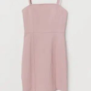 Sommrig rosa jeansklänning som är perfekt som en vardagsklänning. Knappt använd. 💕Det finns en dragkedja på baksidan