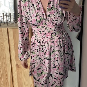 Sommarklänning  - Adoore liknande sommarklänning från Gina tricot. Superfin i skicket endast använd 1 gång. Resår i midjan och lite silkesaktigt tyg. Perfekt till en sommarkväll. Storlek 34 men skulle säga att den passar en 36a också 