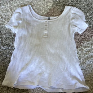 Cropped tröja - En vit tröja från pieces som jag köpte second hand men är i ett bra skick. Inga fläckar eller skador🩷den är i storlek L men känns verkligen inte som det då jag vanligtvis brukar ha S eller M.