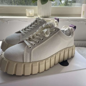 Eytys - Säljer mina helt nya eytys då dem är fel storlek för mig. 