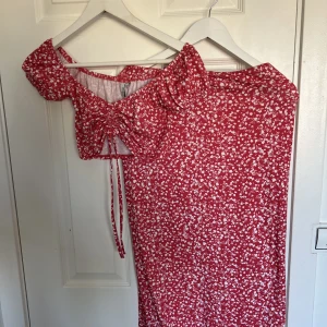 Sommar sett  - Så fint sommar sätt , perfekt till midsommar. Två delar i matchade mönster . Använd 1 gång , som ny . Storlek S