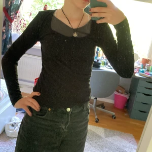 Långärmad tröja - En tröja med knappar längst fram. Är lite för liten för mig och har därför inte använt den.🩷