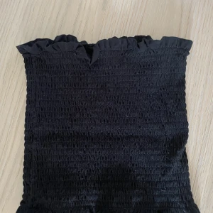 Svart bandeau topp - En svart lite rynkad bandeau topp från hm. Köpare står för frakt, kontakta mig för fler bilder✨