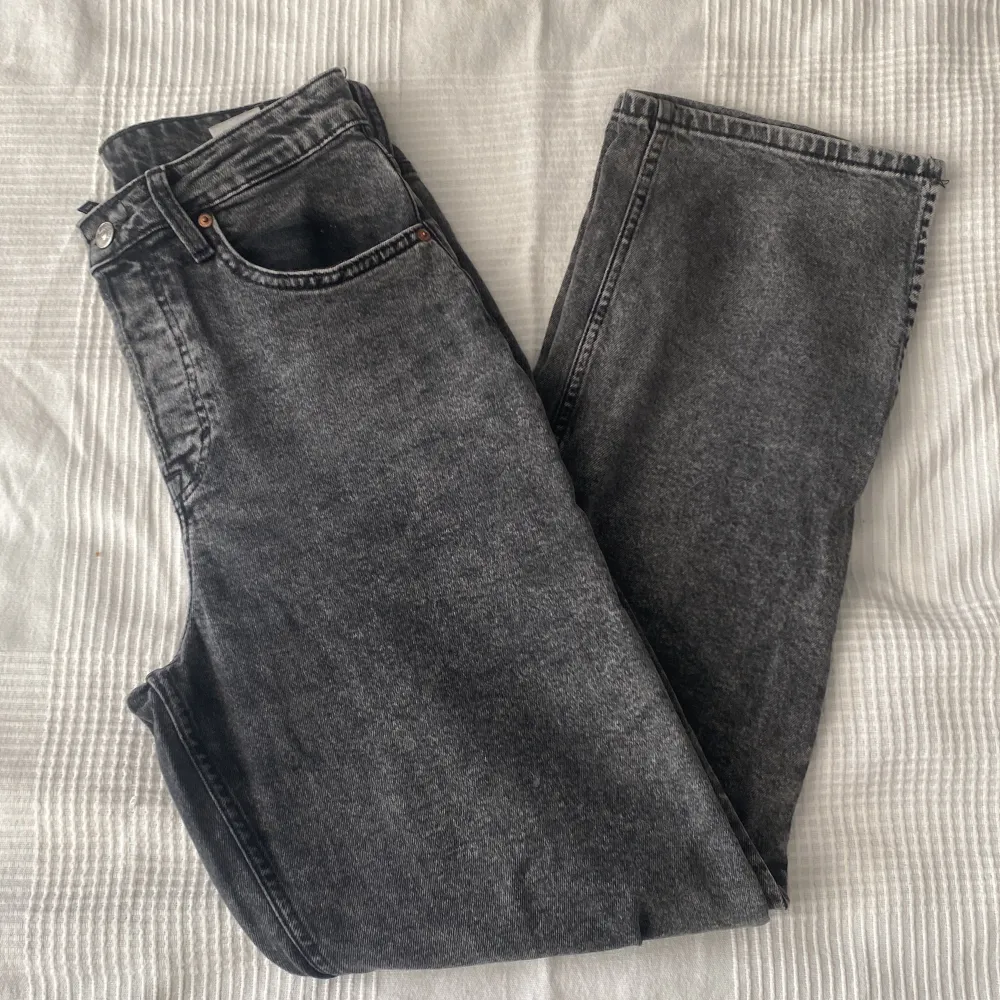 Säljer dessa straight leg high waist jeansen från h&m! Dom är i bra skick endast lite slitna längst ner på benet men ingen som syns. De har 3 fickor fram o 2 backfickor! De är ihopsydda under ena bakfickan eftersom det var öppet där när ja köpte☺️. Jeans & Byxor.