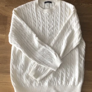 Ribbstickad tröja (brandy Melville) -  Jättefin ribbstickad tröja från Brandy Melville. Den är oversized och i one size. 💗I jättebra skick!