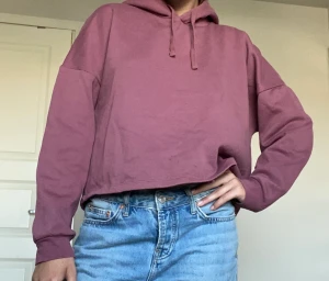 Rosa hoodie  - Croppad rosa hoodie från Dobber i storlek S. 