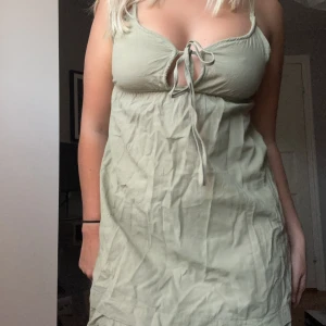 Grön linneklänning - Säljer en grön linneklänning som inte kommit till användning. Den är i storlek M och säljs för 150kr+frakt