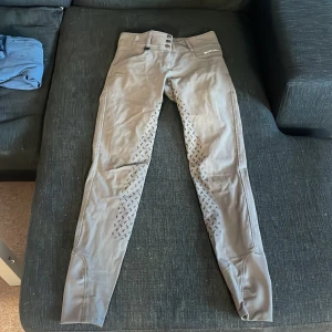 Ridbyxor  - Säljer nu mina ridbyxor då jag inte använder dom och har lite för många. Dom är helskodda och väldigt sköna. Har använt dom 5-6 gånger så dom är inte så använda.