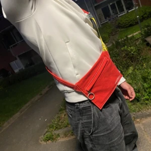 off white logo print cotton twill messenger bag - Säljer våran off white väska. Nypris är 3000kr säljer för mycket billigare. Den är helt ny oanvänd 10/10. priset kan diskuteras