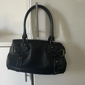 Väska  - Så fin axelväska jag säljer då den tyvärr inte kommer till användning. Jätte praktisk med många fack. Skriv bara om du ska köpa. 