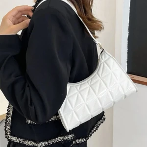 En vit väska den är söt och fin - Har använt två gånger 