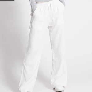 Linnebyxor  - Säljer dessa linnebyxorna då dom var lite för korta för mig som är 180 ca. Märket Denise, jättefina. Har både de svarta och de vita. Storlek L men passar mig som vanligtvis har M. Båda för 300kr och ett par för 180kr.🩷