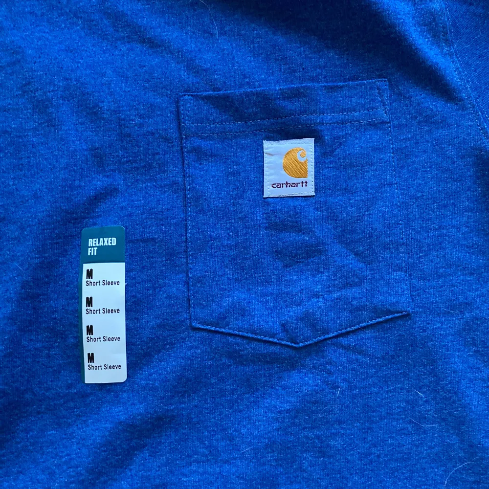 Ny carhartt t-shirt i en fin blå färg. 10/10 skick. Meddela mig om priset 😃. T-shirts.