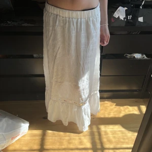 Lång kjol - Super fin kjol som tyvär inte kommer till användning❤️kjolen är endast testad