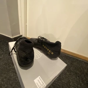 Adidas nemesis fotbollsskor - Ett par gamla fotbollsskor från Intersport. Skick 9/10 inga fel förutom använda. Pris kan diskuteras vid snabb affär.
